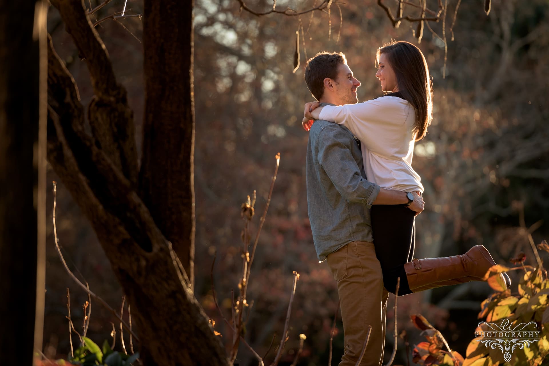 Engagement-Photos-with-Autumn-leaves-in-the-Fall-6